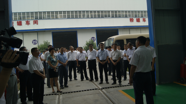 梁山縣賈治阜書記帶領各鄉鎮考察團觀摩我司新能源建設