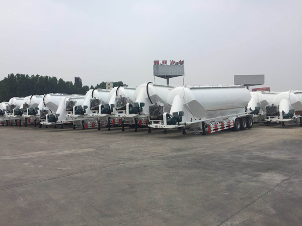 100臺立式粉罐半掛車出口金日發車。。。