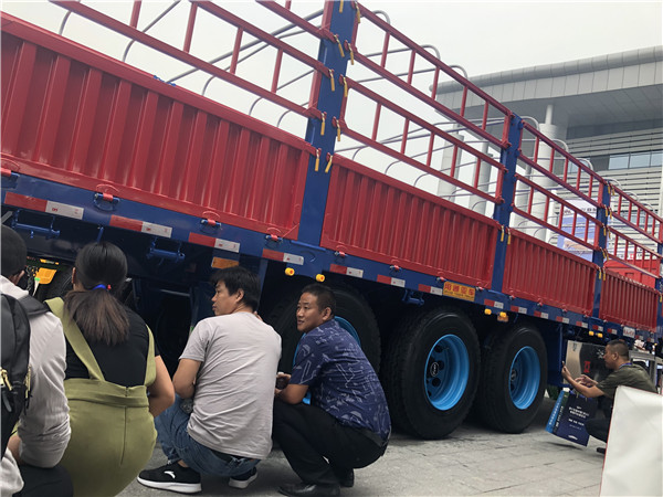 眾人圍觀，車友們遙遙千里趕來，車展會中堪稱“火爆”